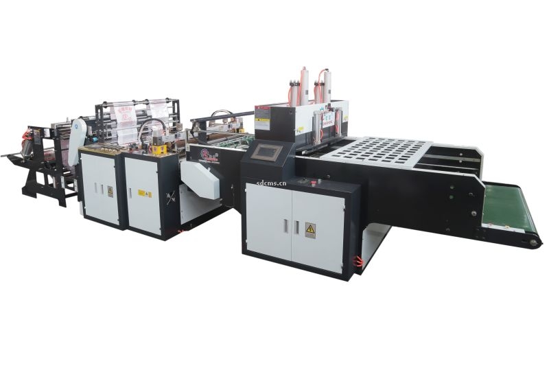 超高速制袋機(jī) 超市購物袋制袋機(jī)一、特點(diǎn)：本機(jī)以HDPE、LDPE筒膜為原料，是制作超市袋、背心袋、馬甲袋、市場(chǎng)袋的理想設(shè)備，本機(jī)具有節(jié)省人工、降低成本、一次成型、故障率低、產(chǎn)量高等特點(diǎn)，良好性能的色標(biāo)跟蹤儀，使封切長度更準(zhǔn)確，誤差更小。采用先進(jìn)的電腦，長度調(diào)整方便，精確。